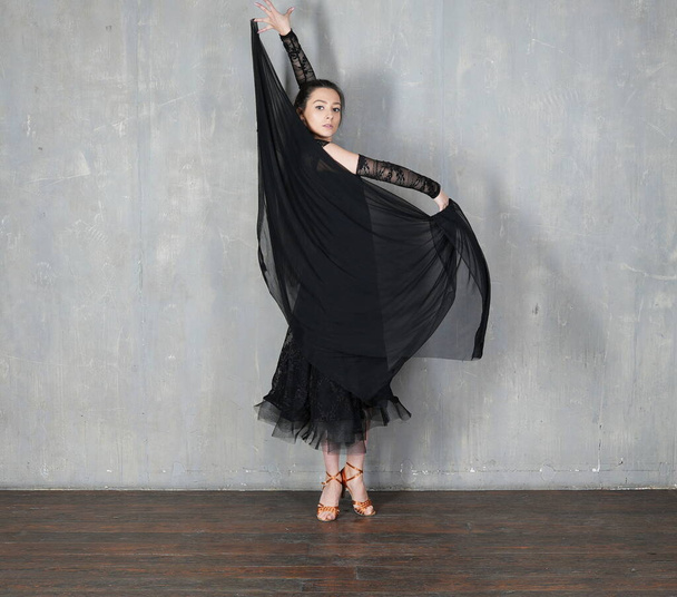 Bailarina en movimiento con pieza de tela - Foto, Imagen
