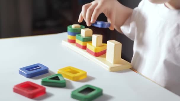 Chlapec hrající si doma s logickou hrou - Záběry, video