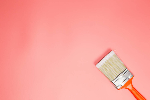 Paintbrush σε παστέλ ροζ φόντο, δημιουργική διάταξη flatlay top view μοντέρνο σχεδιασμό με χώρο αντίγραφο - Φωτογραφία, εικόνα