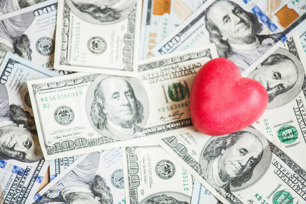 Amor por el dinero, corazón rojo - Foto, Imagen