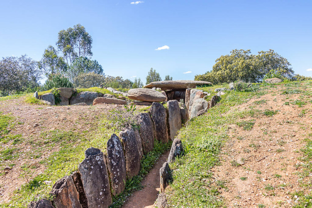 El Pozuelo megalitický dolmen komplex v Huelva, Andalusie, Španělsko. Dolmen číslo 5 - Fotografie, Obrázek