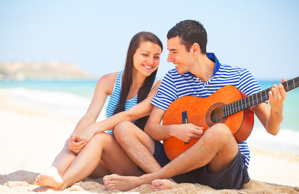 yaz günü sahilde gitar ile genç bir çift. - Fotoğraf, Görsel