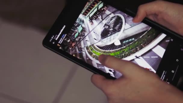Filmagem de um mãos segurando Samsung Galaxy S6 Lite tablet, navegando Instagram. Tecnologia - Filmagem, Vídeo