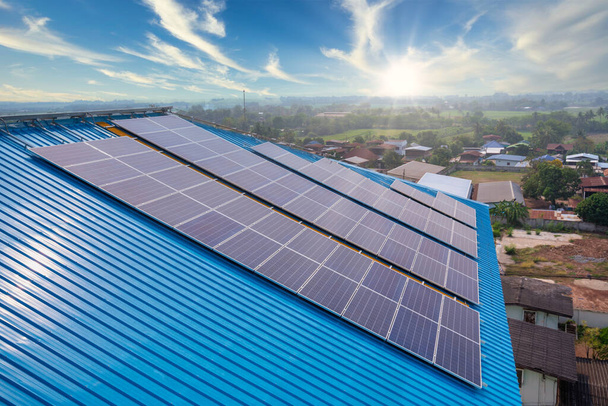 Usina solar no telhado de um edifício residencial, conceito de energia solar de recursos sustentáveis - Foto, Imagem