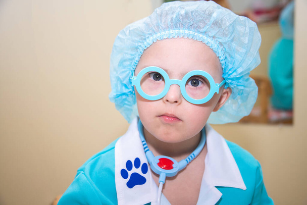 Chlapec s Downovým syndromem, portrét geneticky nemocného dítěte v lékařském kostýmu, speciální děti, genetické abnormality. - Fotografie, Obrázek