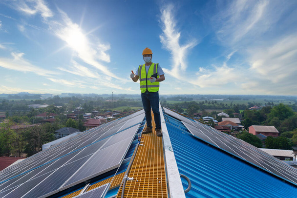 Solarenergie, Happy Engineering bei der Überprüfung und Wartung von Dächern in Solarkraftwerken, Solarkraftwerken bis hin zur Innovation von grüner Energie fürs Leben - Foto, Bild