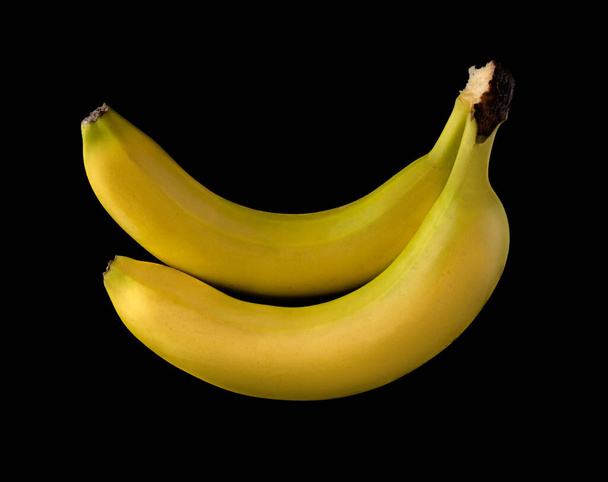 Bando de duas bananas maduras isoladas sobre fundo preto - Foto, Imagem