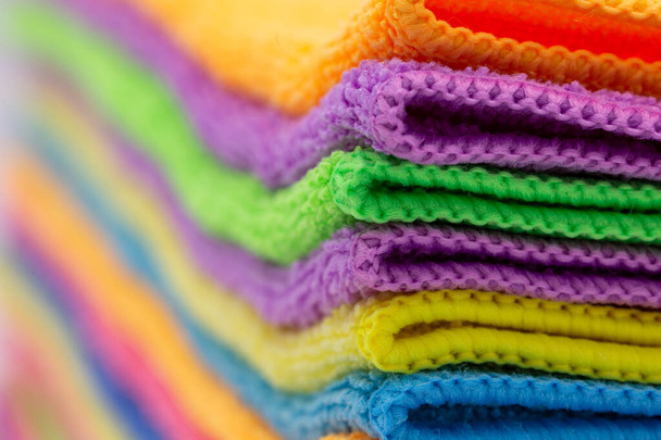 Sok törölköző és tisztító ruhák néhány különböző színben, mint a háttér a témák spa, zuhanyzók és wellness a színek kék, sárga és rózsaszín. Vízszintes - Fotó, kép