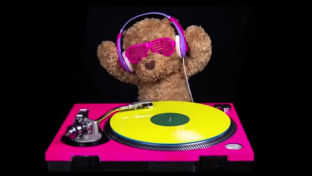 Teddy bear djing on turntables with headphones - Footage, Video