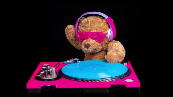 Teddy Bear djing na gramofonach ze słuchawkami - Materiał filmowy, wideo