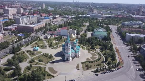 Pyhän Neitsyt Marian katedraali, panoraamanäkymät kaupunkiin. Omsk, Venäjä. 4K - Materiaali, video