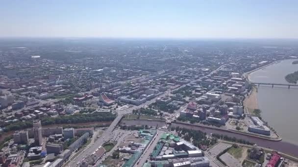 Die Verschmelzung der Flüsse Irtysch und Om, Panoramablick auf die Stadt. Omsk, Russland. 4K - Filmmaterial, Video