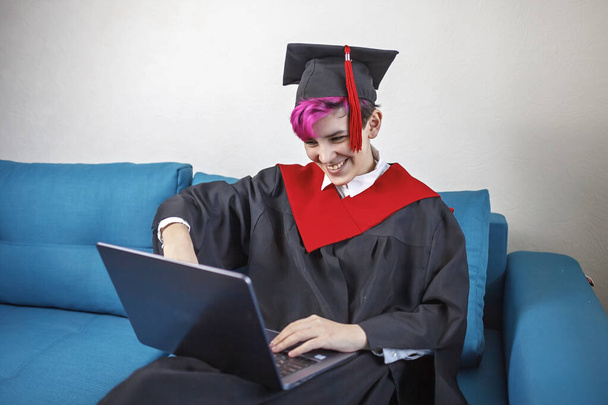 Εικονική τελετή αποφοίτησης. Φοιτητής που λαμβάνει συγχαρητήρια από την οικογένεια κατά τη διάρκεια διαδικτυακής βιντεοκλήσης - Φωτογραφία, εικόνα