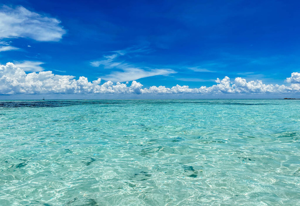 Prachtig landschap met azuurblauw oceaanwater tegen de blauwe lucht. Vakantie en reizen concept. - Foto, afbeelding