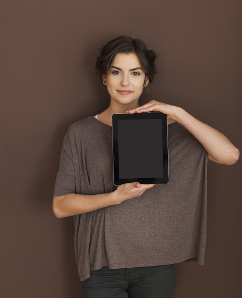 Femme montrant l'écran de la tablette numérique
 - Photo, image