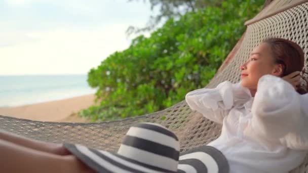 filmati di bella donna asiatica in riva al mare durante le vacanze
 - Filmati, video