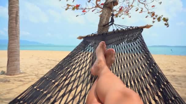 imagens cortadas de pernas de homem relaxante na praia - Filmagem, Vídeo