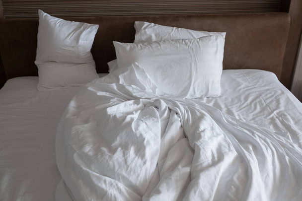 белый фон кровати, после сна, грязно быть - Фото, изображение
