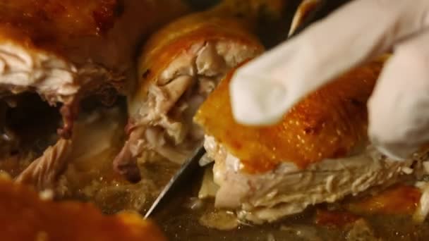 Шеф-повар вырезает большую жареную курицу на подносе для выпечки. Процесс приготовления шкмерули - грузинское блюдо. Художественная стрельба - Кадры, видео