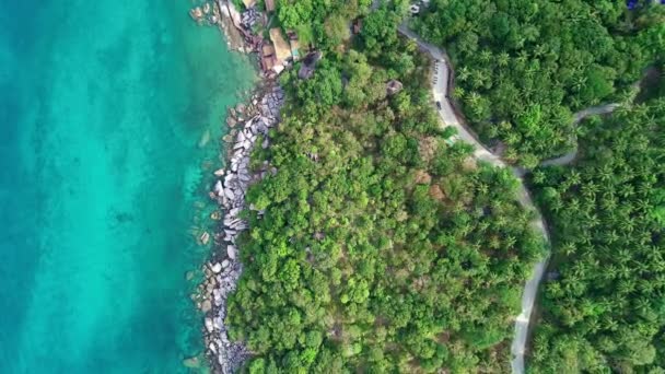 Erstaunliche Luftaufnahme von oben nach unten Drohnenaufnahme der schönen Bergküste mit tropischem Meer in der Sommersaison Lage rund um die Insel Koh Tao - Filmmaterial, Video