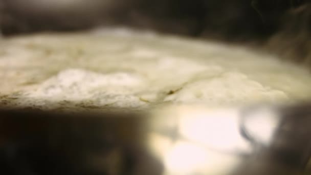 Preparare la salsa per il pollo arrosto al forno. Miscelazione con spatola in legno. Processo di cottura di shkmeruli - piatto georgiano. Vista macro - Filmati, video