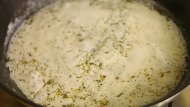 オーブンローストチキンのソースを準備します。フライパンで沸騰ソース.shkmeruli料理のプロセス-グルジア料理。トップ表示 - 映像、動画
