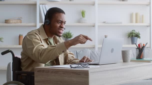 Dühös rokkant férfi videohívás Laptop használata a kerekesszékben - Felvétel, videó