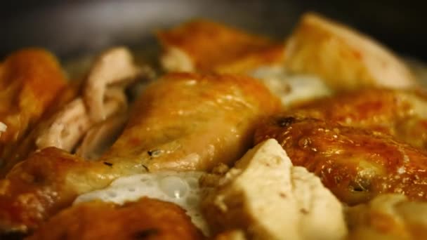 Estofado de pollo asado al horno grande tallado en salsa especiada en una sartén. Proceso de cocción shkmeruli - plato georgiano - Metraje, vídeo