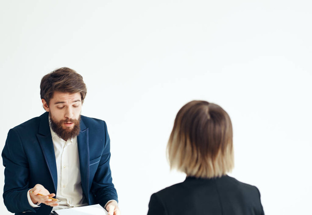 Επιχειρηματίας άνδρας και γυναίκα με κοστούμι σε ένα ελαφρύ υπόβαθρο συνέντευξη προσωπικό επικοινωνίας εργασίας - Φωτογραφία, εικόνα