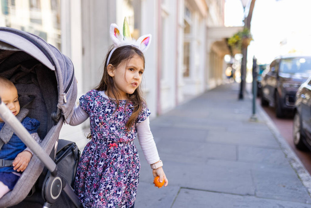 Αξιολάτρευτο κοριτσάκι στο δρόμο φορώντας ένα μονόκερο κεφαλόδεσμο - Φωτογραφία, εικόνα