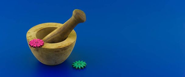 Argamassa estilo rústico de madeira e pilão. Especiarias e moedor de ervas sobre fundo azul com espaço livre para texto - Foto, Imagem