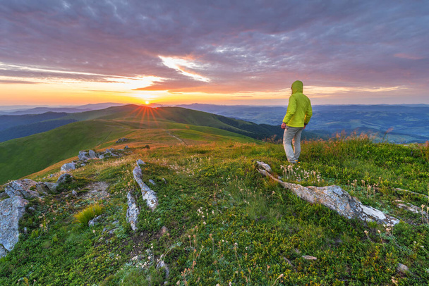 Soirée d'été dans les montagnes des Carpates ukrainiennes sur Borzhava avec un coucher de soleil spectaculaire et les touristes qui l'observent - Photo, image