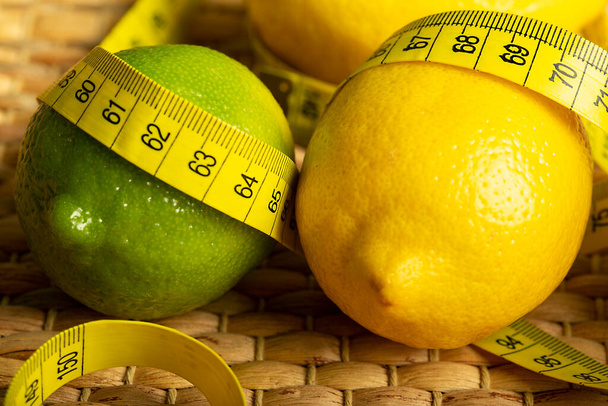 citron s citrónem na dřevěném povrchu stolu s páskou pro měření detailu - Fotografie, Obrázek