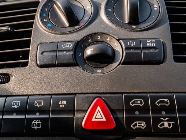 Plástico panel de control del coche con botones y perillas. - Foto, Imagen