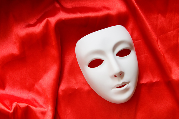 Концепция театра с белыми пластиковыми масками - Фото, изображение
