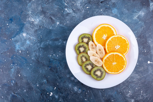 frutas frescas maduras sobre un fondo gris - Foto, imagen