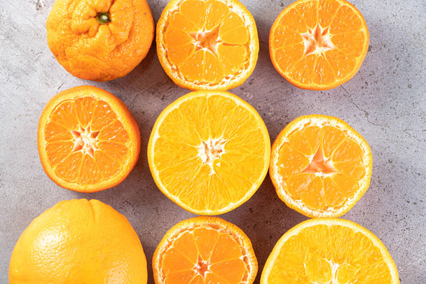 čerstvé pomerančové ovoce na pozadí stolu - Fotografie, Obrázek