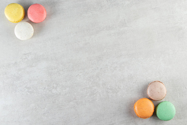 macaron dolci francesi su sfondo grigio - Foto, immagini