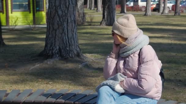 Γυναίκα καλώντας στο τηλέφωνο στο πάρκο - Πλάνα, βίντεο
