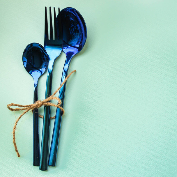 dos cucharas y tenedor vista superior - Foto, imagen