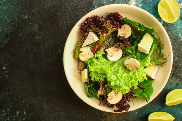 salade met champignons, kruidenmix en kaas - Foto, afbeelding