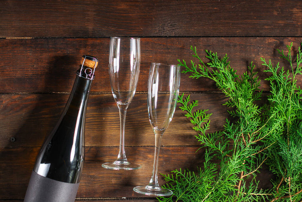 бокал шампанского с рождественским декором на деревянном фоне - Фото, изображение