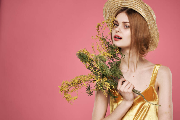Красива жінка в капелюсі Золота сукня букети квітів свято
 - Фото, зображення