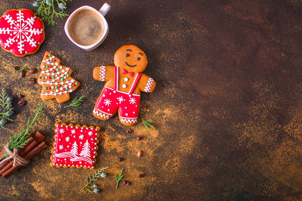 vánoční perníkové sušenky s polevou a skořicí na dřevěném pozadí. - Fotografie, Obrázek