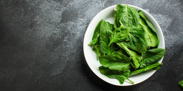 spinach leaves in bowl - Foto, Bild