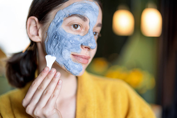 Kabarcık temizleme maskesi takan kadın - Fotoğraf, Görsel