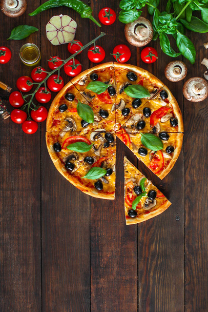 пицца с оливками, помидорами и базиликом, грибами  - Фото, изображение