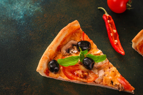 pizza aux olives, tomates et basilic, champignons  - Photo, image