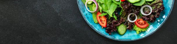 salát s bylinkovou směsí cibule, okurek a rajčat - Fotografie, Obrázek