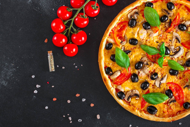 pizza with olives, tomatoes and basil, mushrooms  - Photo, Image